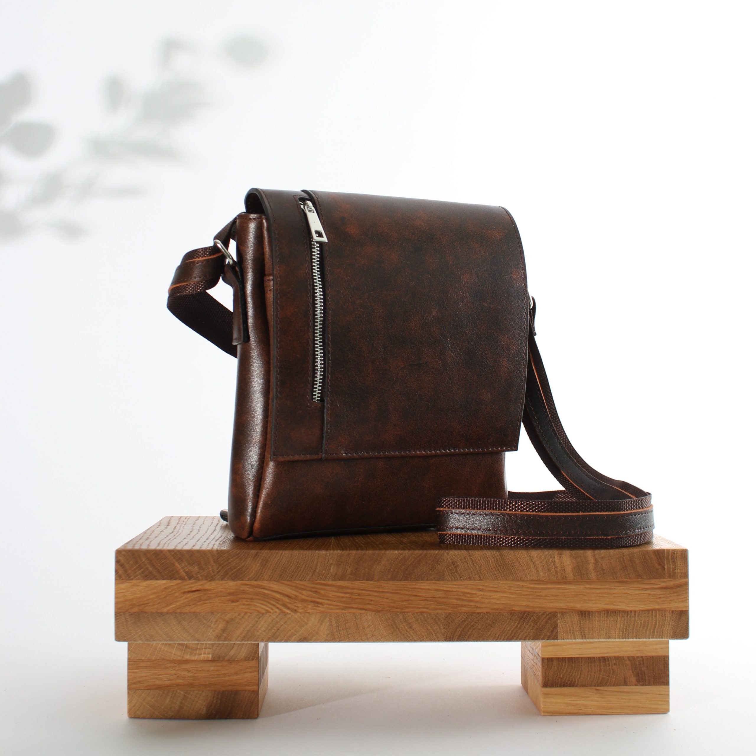 Leather shoulder bag for men Lahn